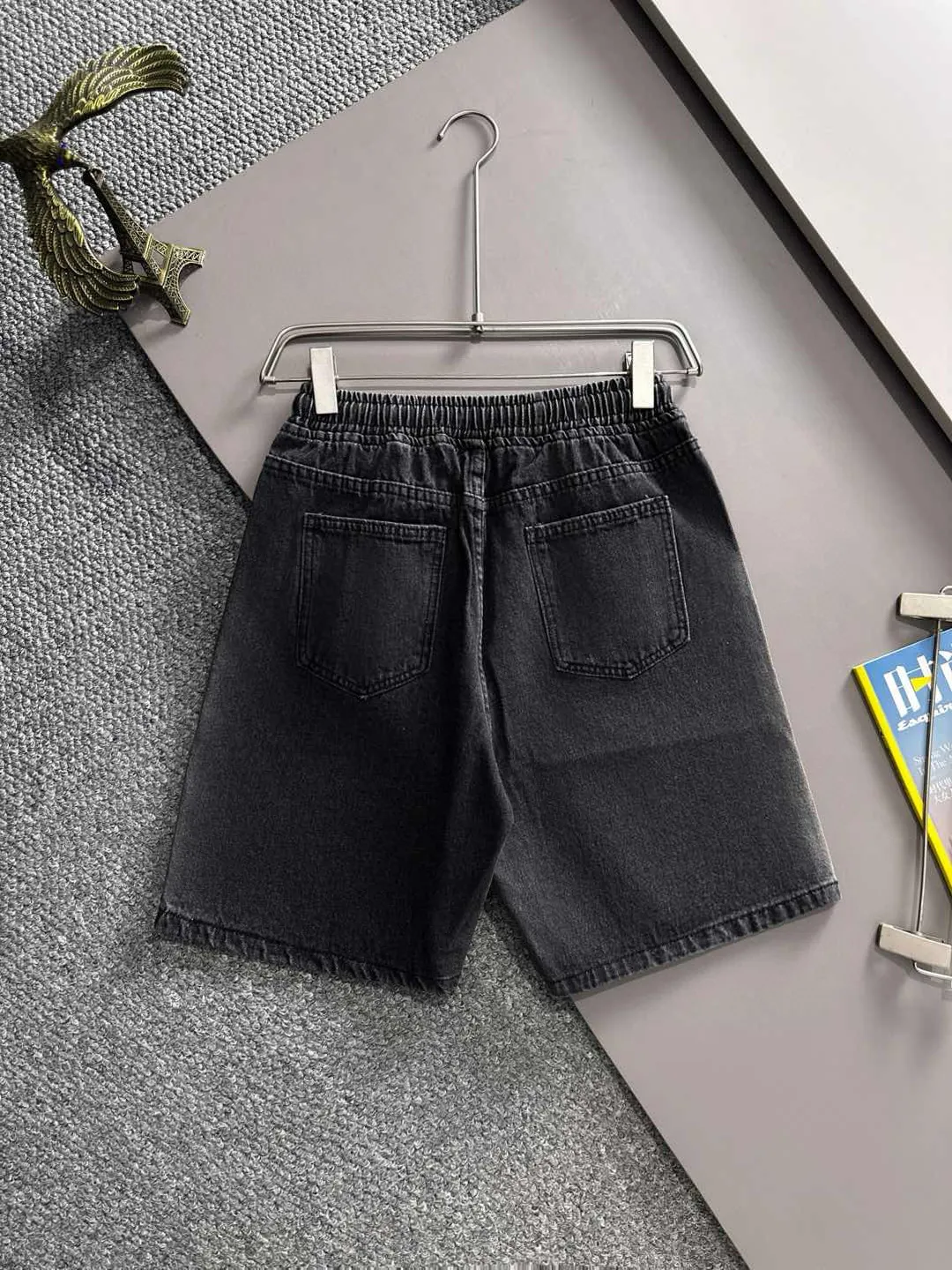 🅿️330 Stone Island 2025 new summer jeans and denim shorts are woven from imported Japanese Denim plain cotton denim fabrics. They are complete with three standards. The top stonewashing process makes the texture reach the old taste of the 1980s. It is soft, delicate, comfortable and breathable. The color has a modern and fashionable vicissitudes. The upper body is versatile and fashionable! Light luxury, a must-have item for daily commuting! Size: S-2XL (please state your height and weight when placing an order)